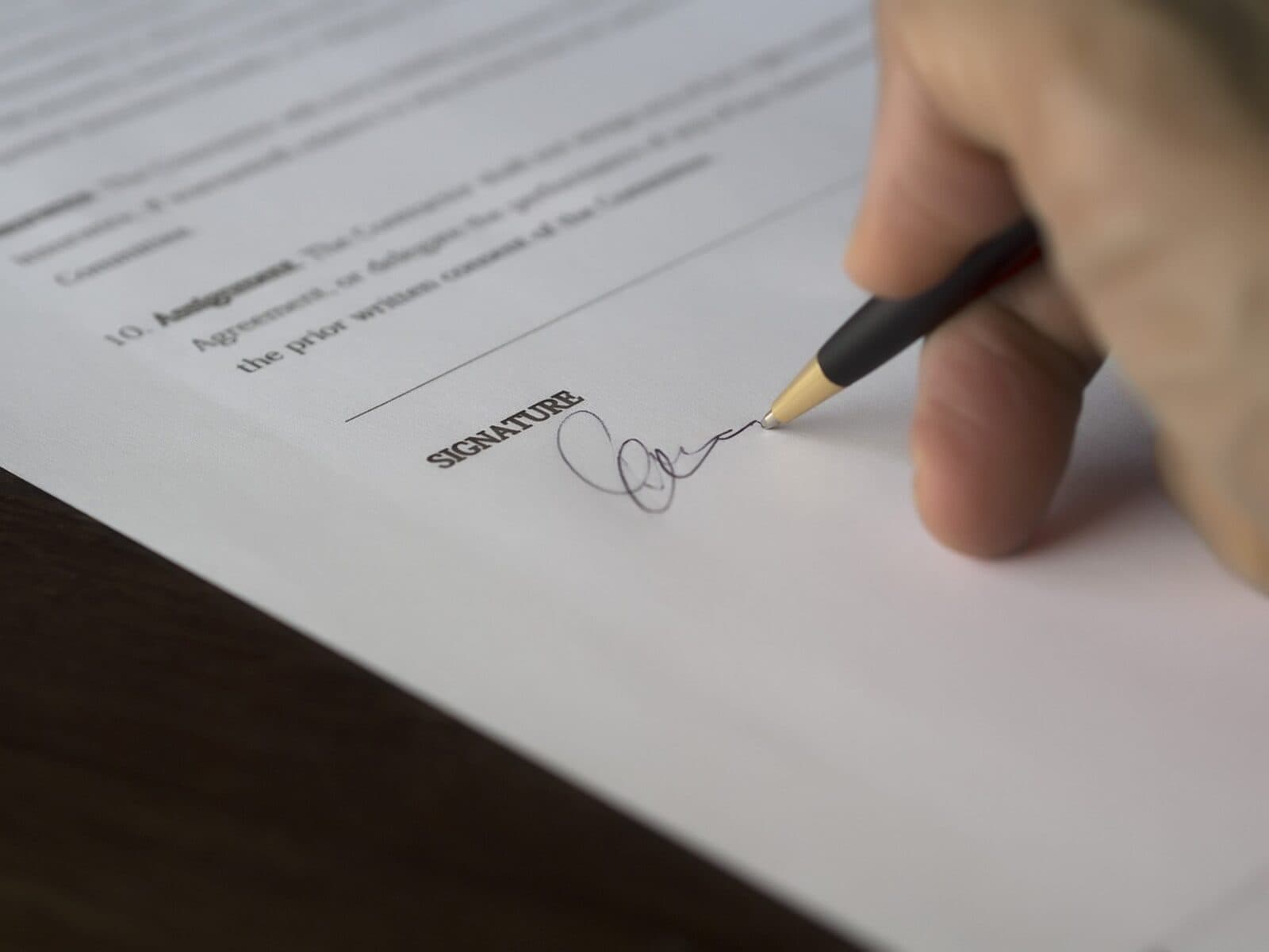 Unterzeichnung eines Gesellschaftsvertrags im Rahmen einer US LLC Gründung